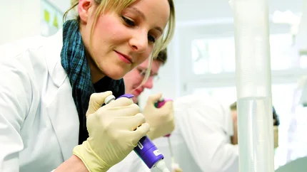 Im hauseigenen Diagnostiklabor unterstützt EUROIMMUN Ärzte und Patienten bei unklarer Befundung mit Expertisen.