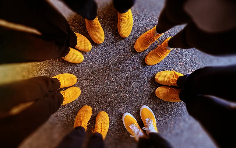 Gelbe Schuhe im Kreis