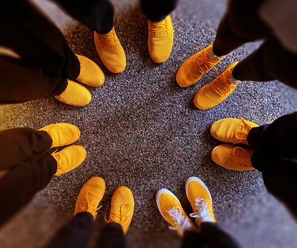 Gelbe Schuhe im Kreis