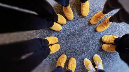 Gelbe Schuhe im Kreis