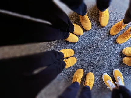 Gelbe Schuhe im Kreis