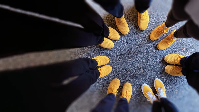 Gelbe Schuhe im Kreis