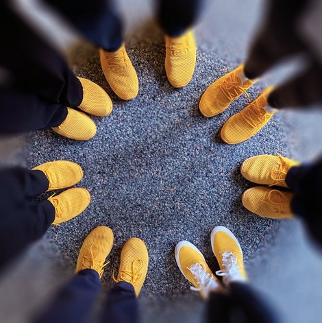 Draufsicht auf gelbe Schuhe, die im Kreis angeordnet sind.
