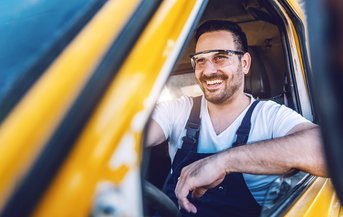 Lächelnder Mann im Auto