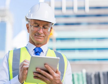 Mann mit Helm und Tablet