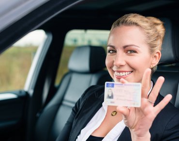 Frau zeigt Führerschein