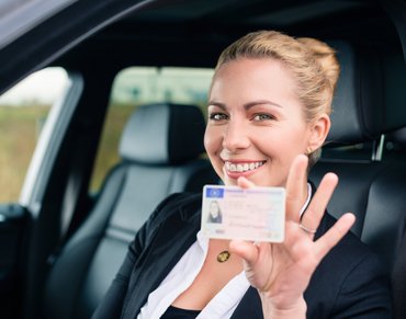 Frau zeigt Führerschein