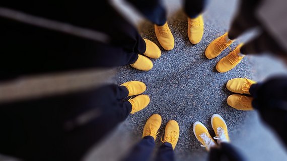 Draufsicht auf gelbe Schuhe, die im Kreis angeordnet sind.